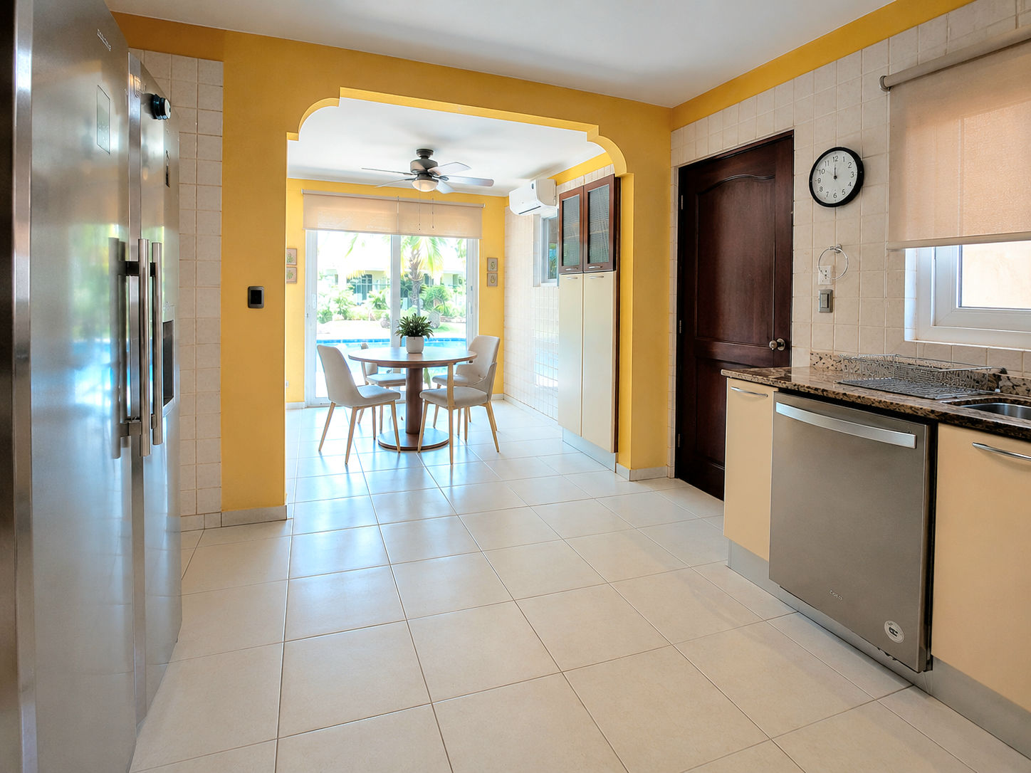 Kitchen and breakfast area