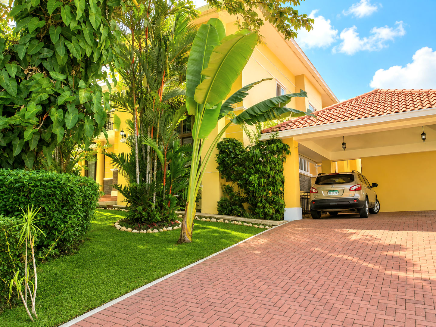 Residence and covered parking