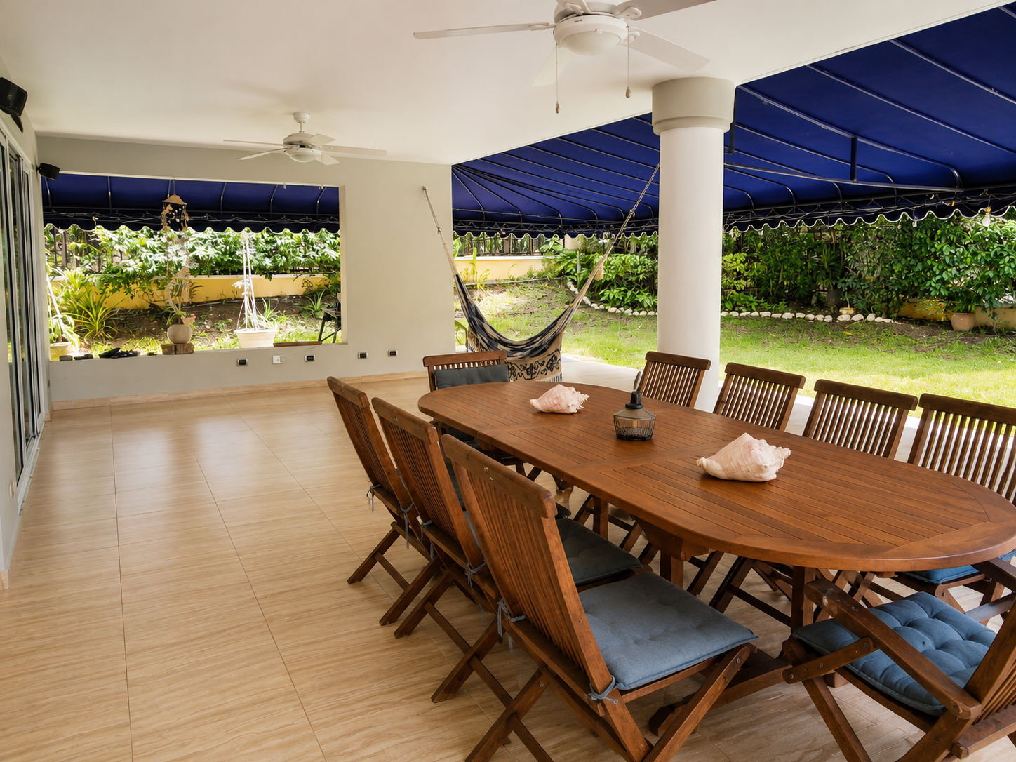 Covered terrace and garden